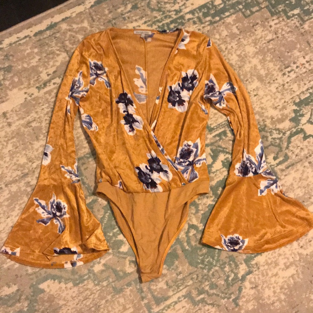 Velvet floral long sleeve body suit 🌙